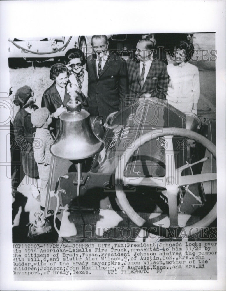 1964 Press Photo President Johnson Looks Over his American-LaSalle Fire Truk- Historic Images