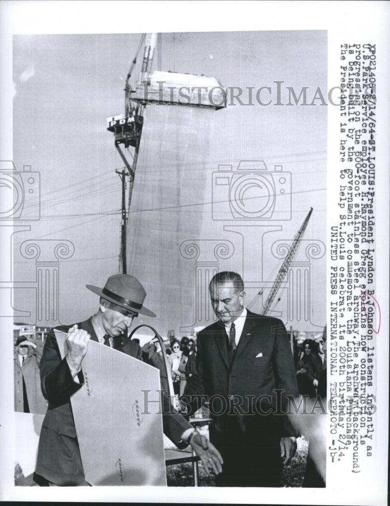 1964 Press Photo President Lyndon B. Johnson Listens Intently as US Park Service- Historic Images