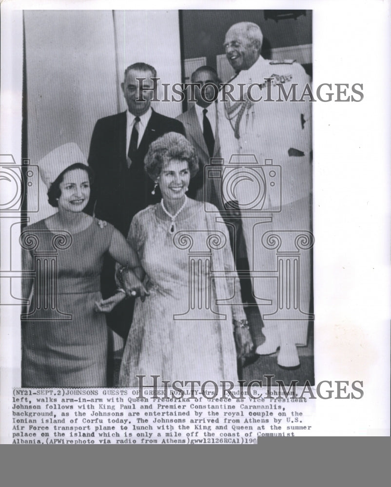 1962 Press Photo Lyndon B. Johnson Walks arm-in-arm  Queen Frederika of Greece- Historic Images