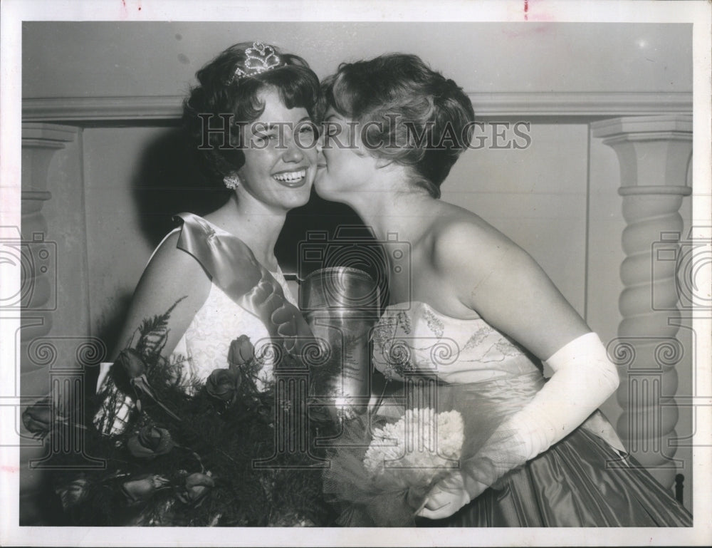 1962 Press Photo Beauty Queen Nancy Hahn Congratulated by Nancy Bradley- Historic Images