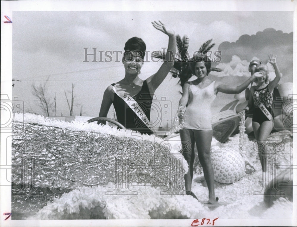 1964 Press Photo Beauty Pageant Contestant On Parade Float In St. Petersburg - Historic Images