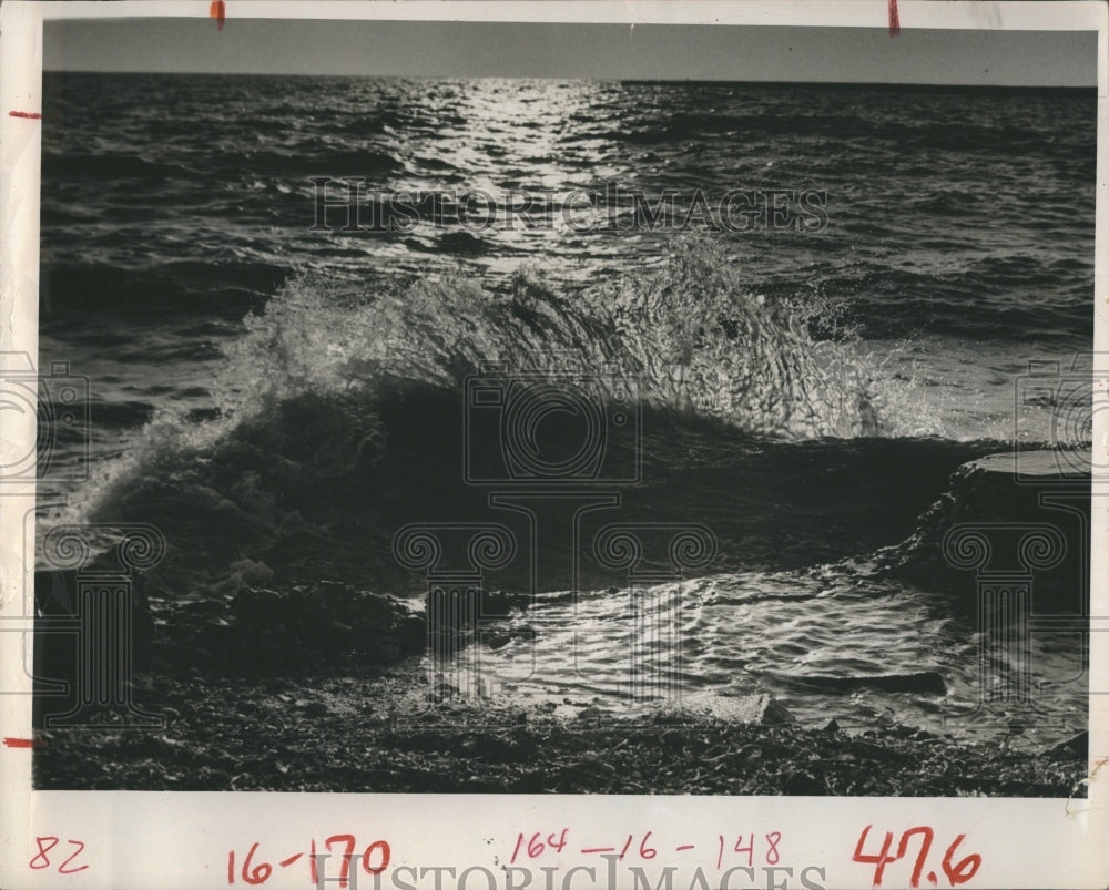 1964 Press Photo Waves in St. Petersburg, Florida after a terrible storm- Historic Images