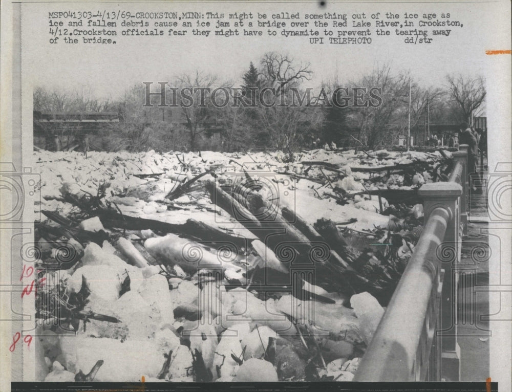 1969 Press Photo Ice, Debris jam bridge over Red Lkae River Minn.- Historic Images