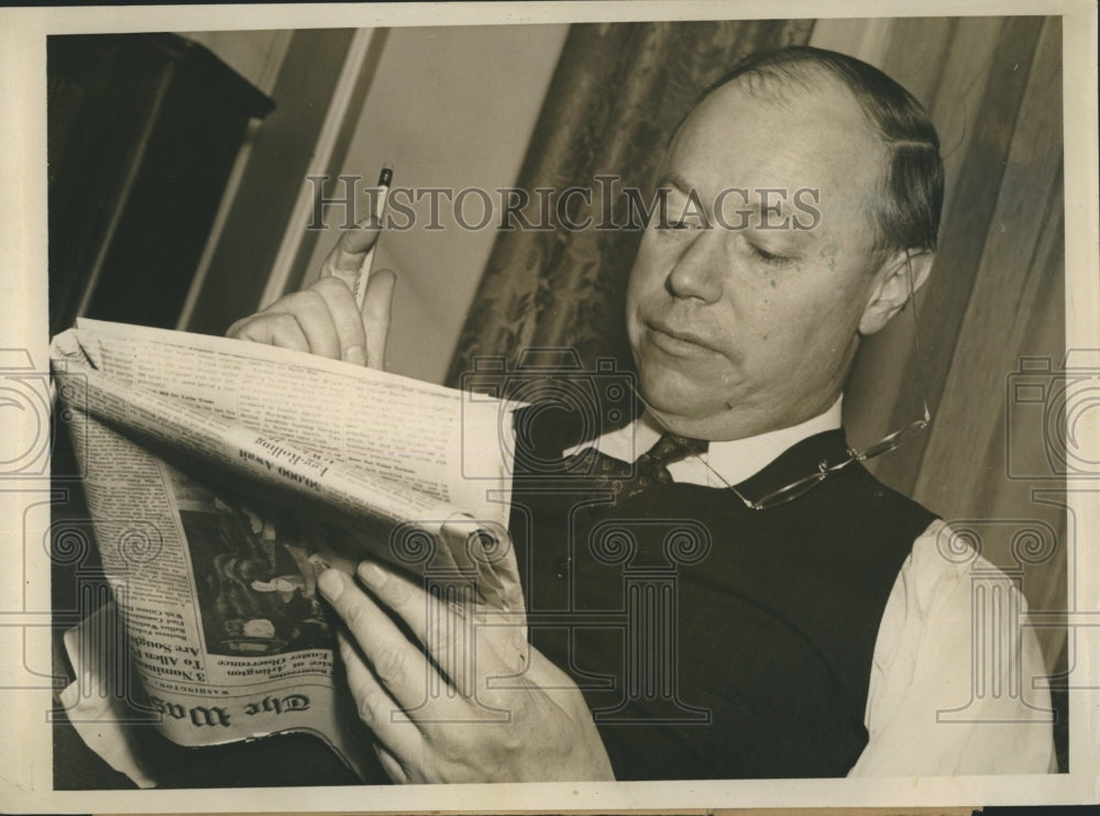 1940 Press Photo Senator Robert Taft checks over his notes- Historic Images