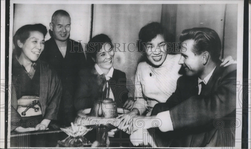 1954 Press Photo Claude J. Batchelor With Wife Family Tokyo- Historic Images