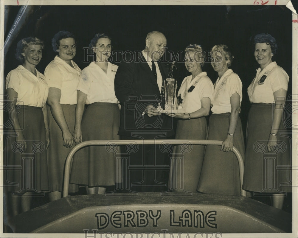 1960 Press Photo A. V. Weaver and St. Petersburg Women&#39;s Bowling Champions- Historic Images