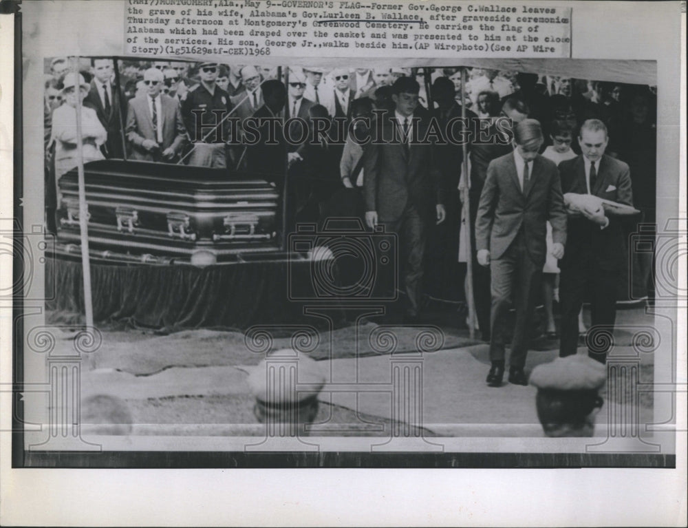 1968 Press Photo Former Gov. George C. Wallace leaves grave of his wife Lurleen - Historic Images