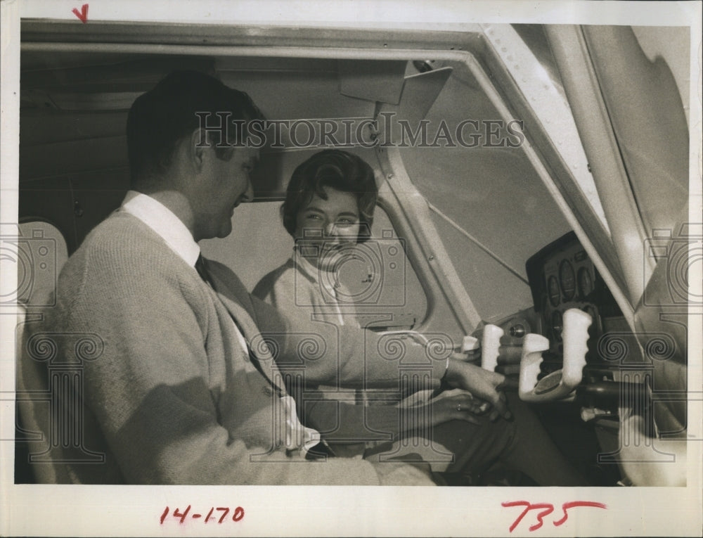 1968 Press Photo Patty Harris With Flight Instructor Ron Carroll- Historic Images