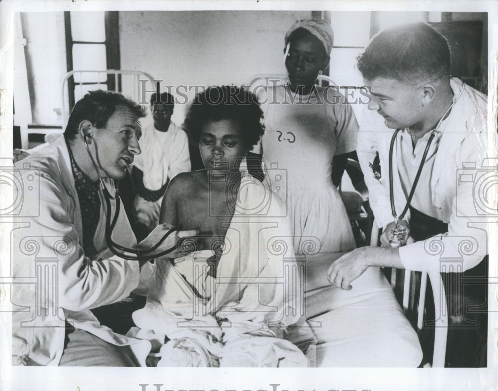 1966 Press Photo Doctors attending to African patients.- Historic Images