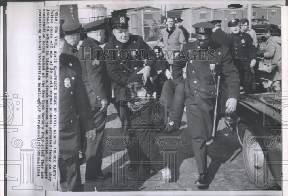 1964 Press Photo Police Arrest One Of 30 Picketers Blocking Construction At Fair- Historic Images