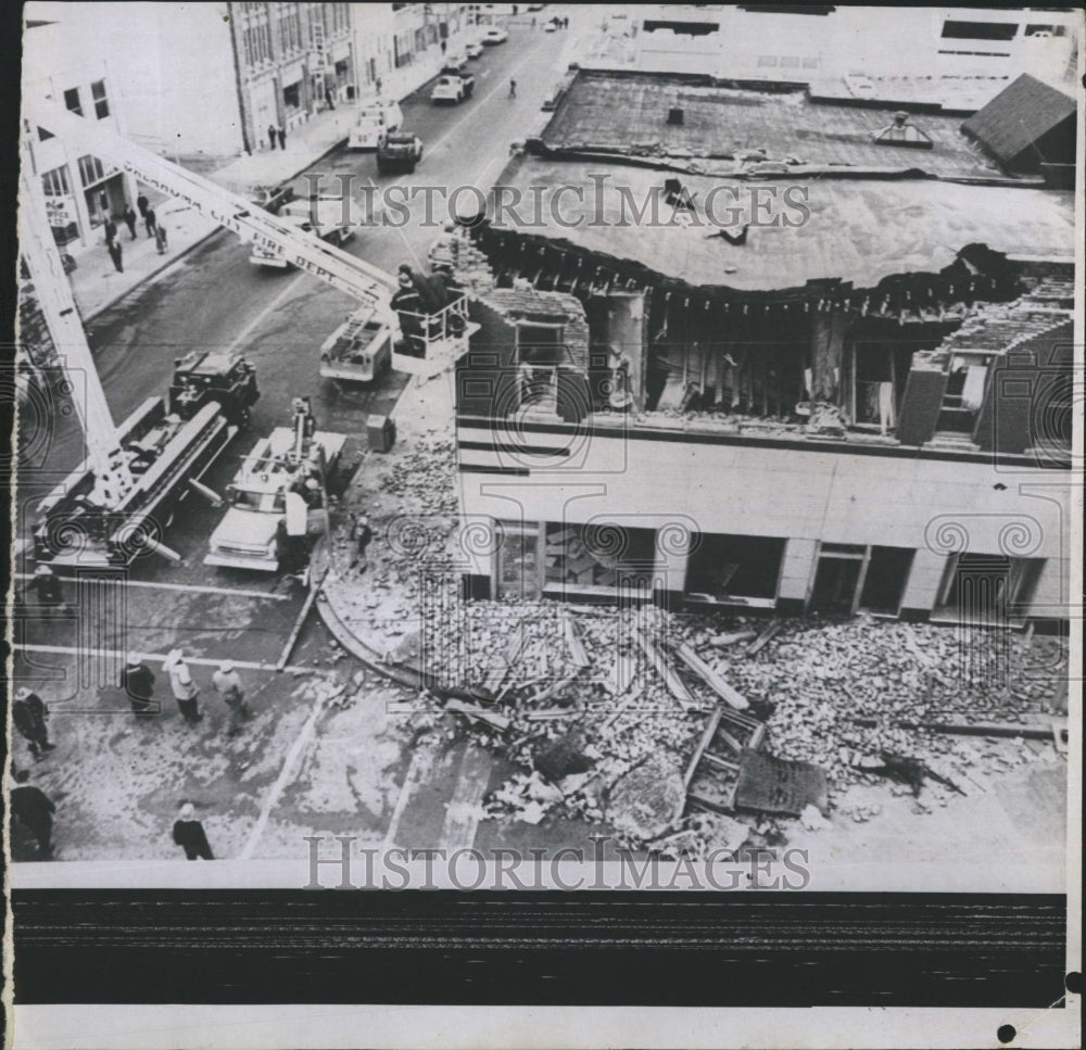 1963 Press Photo A picture of Explosions of a National and International- Historic Images