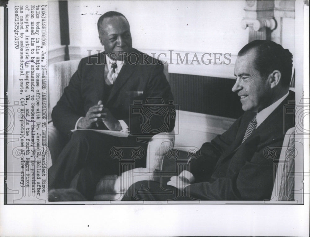 1970 Press Photo President Nixon talks with Dr. Jerome Holland about the - Historic Images