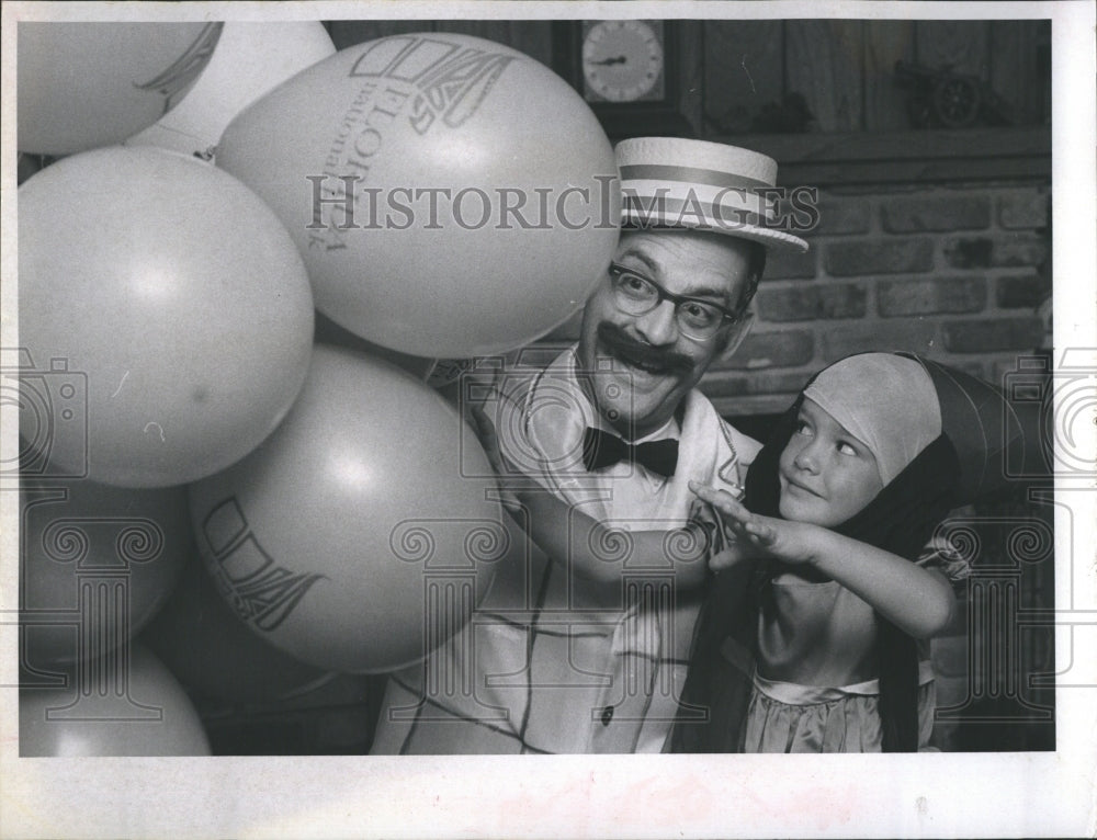 1969 Press Photo Ben Corey Balloon Man Girl St. Thomas Canterbury Fair- Historic Images