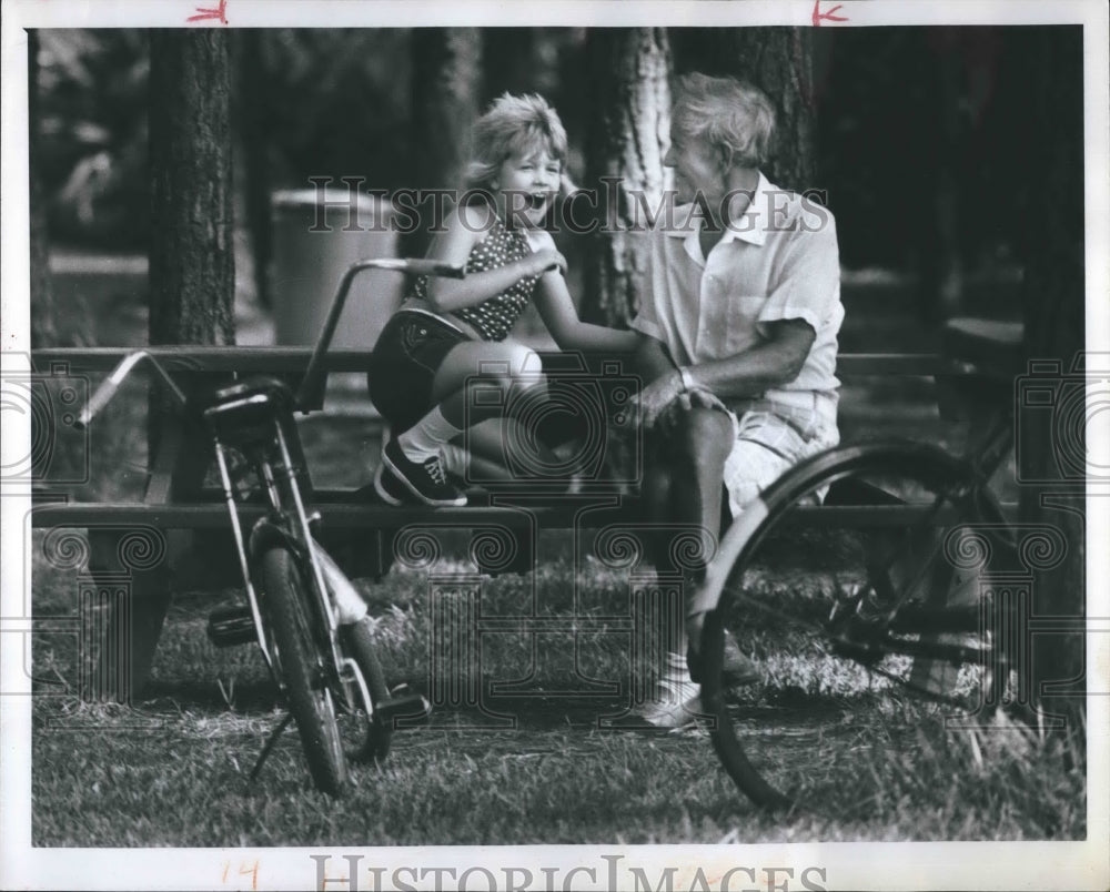 1975 Press Photo Bicycles Taylor Park Grandfather Gordon McLachlan Girl- Historic Images