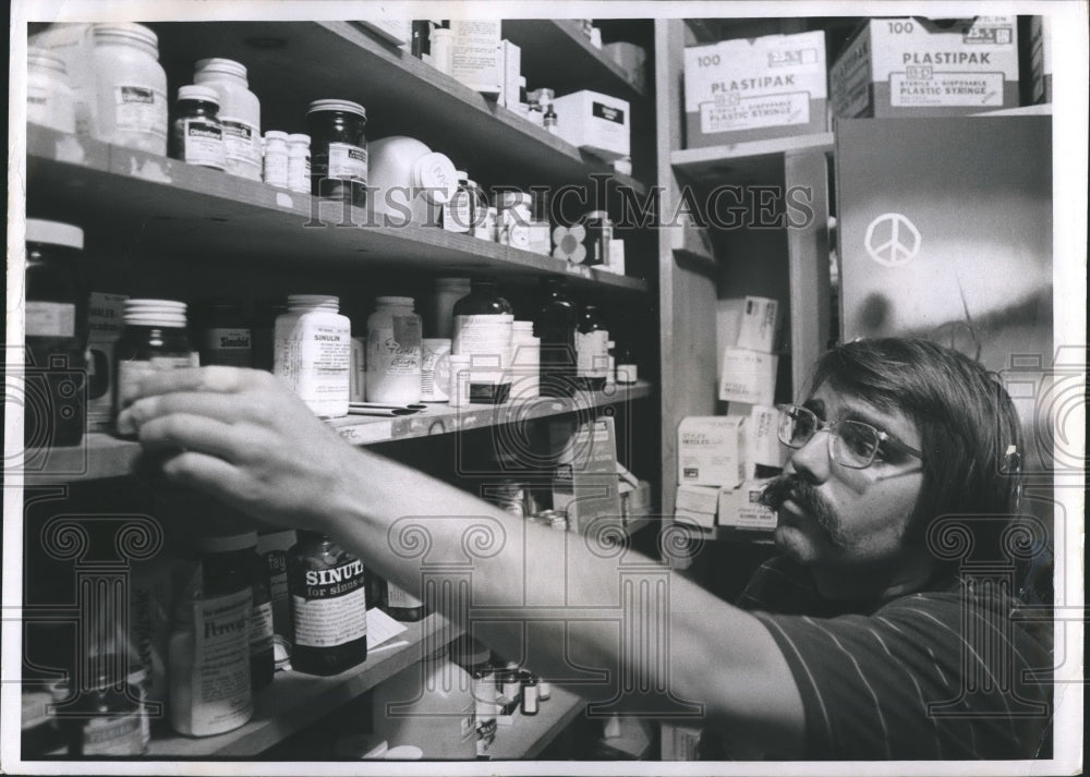 1970 Press Photo Student Pharmacist Al Leiboh Doing Volunteer Work at LA Clinic- Historic Images