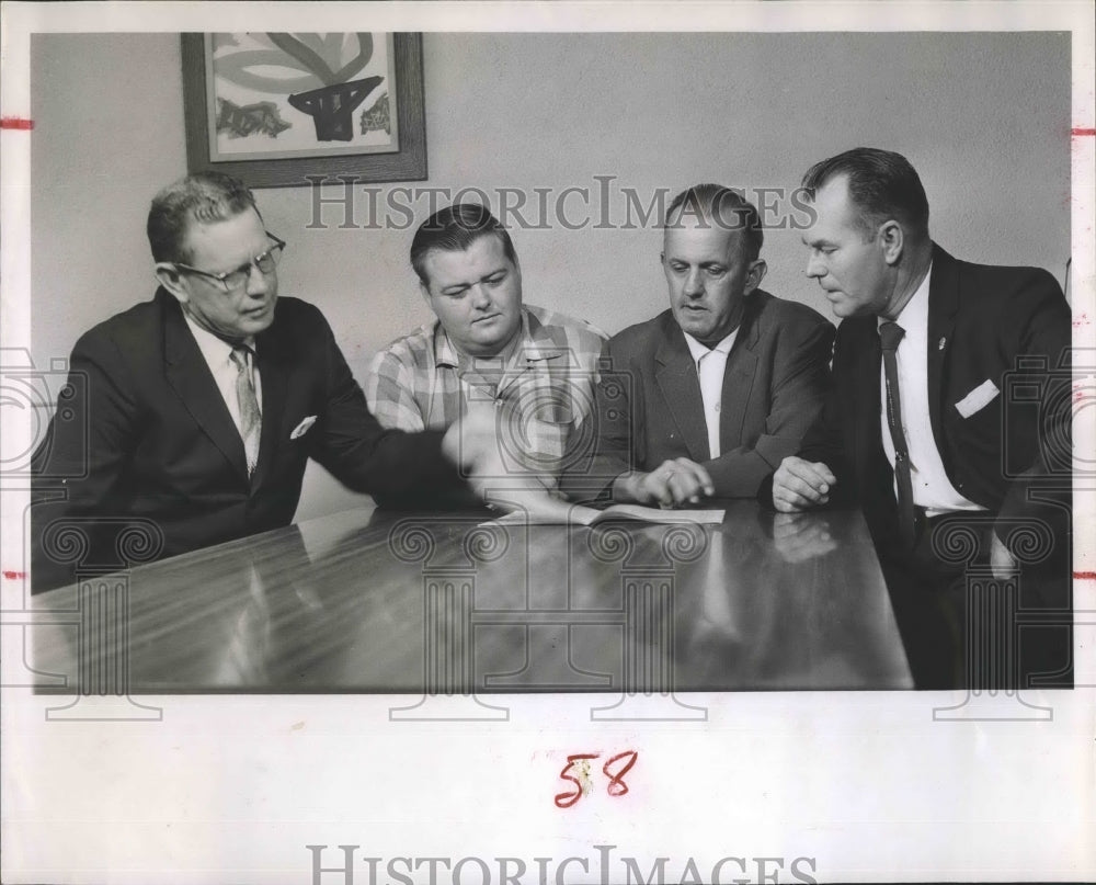 1960 Press Photo Officers Of Pinellas Oil Industry Committee Discuss Use Of Oil- Historic Images