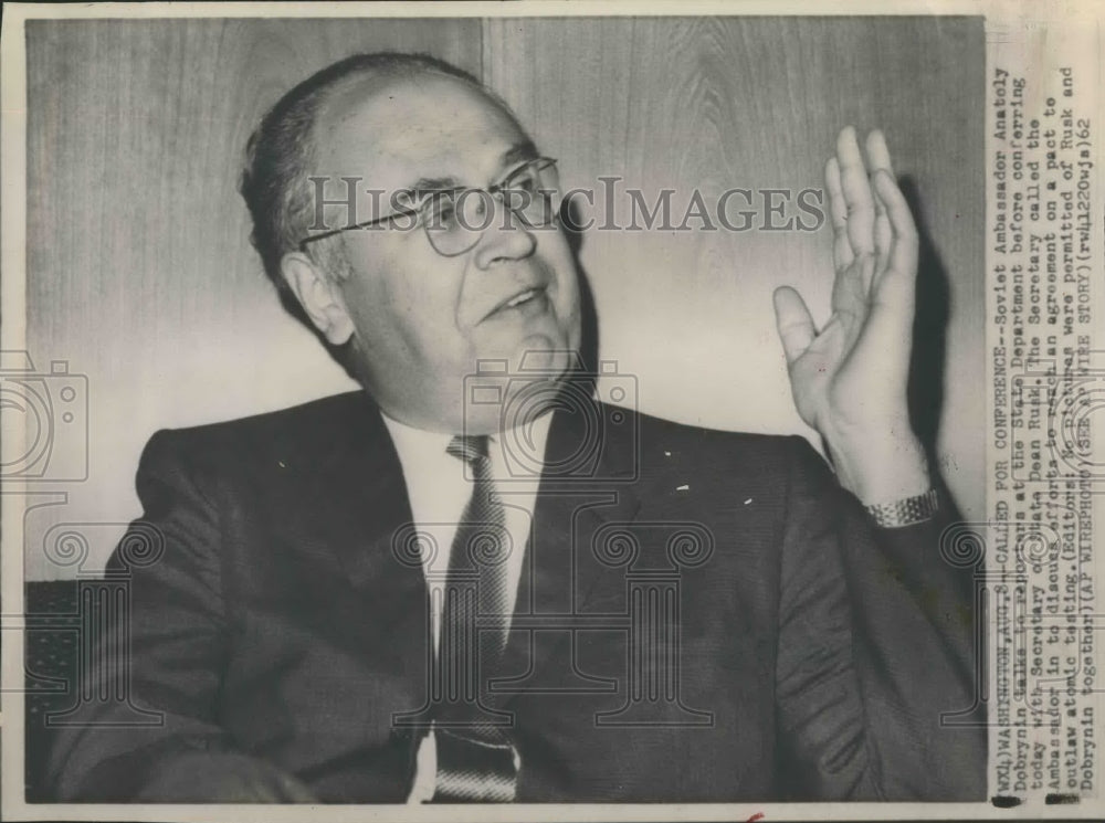 1962 Press Photo Anatoly Debryin Chats With Reporters At State Department- Historic Images