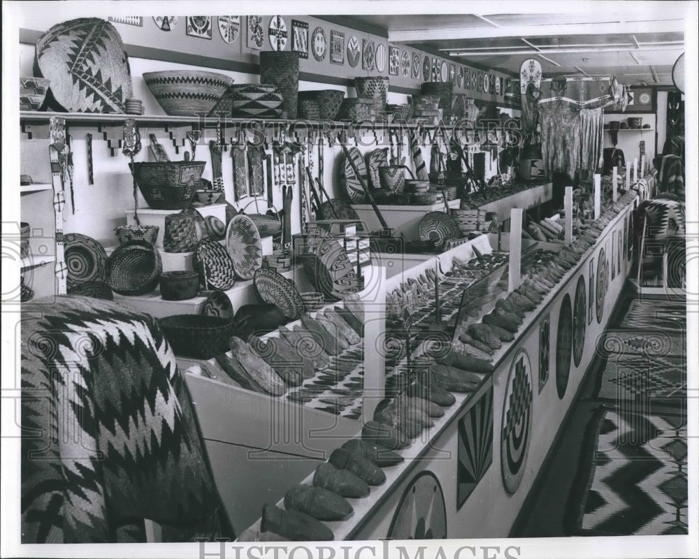 1963 Press Photo Native Souvenir Store.- Historic Images