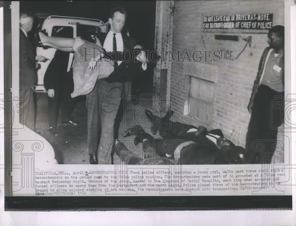 1960 Press Photo Police officers- Historic Images