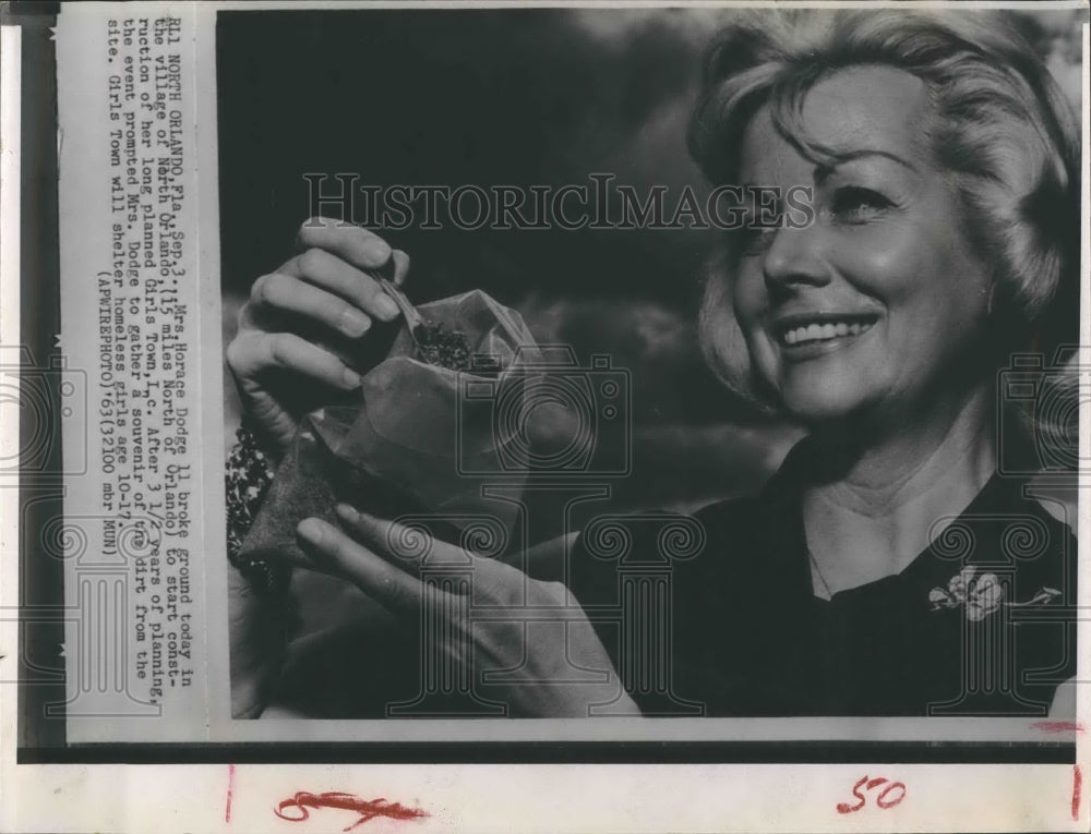 1963 Press Photo Mrs. Horace Dodge II at groundbreaking for Homeless Shelter- Historic Images