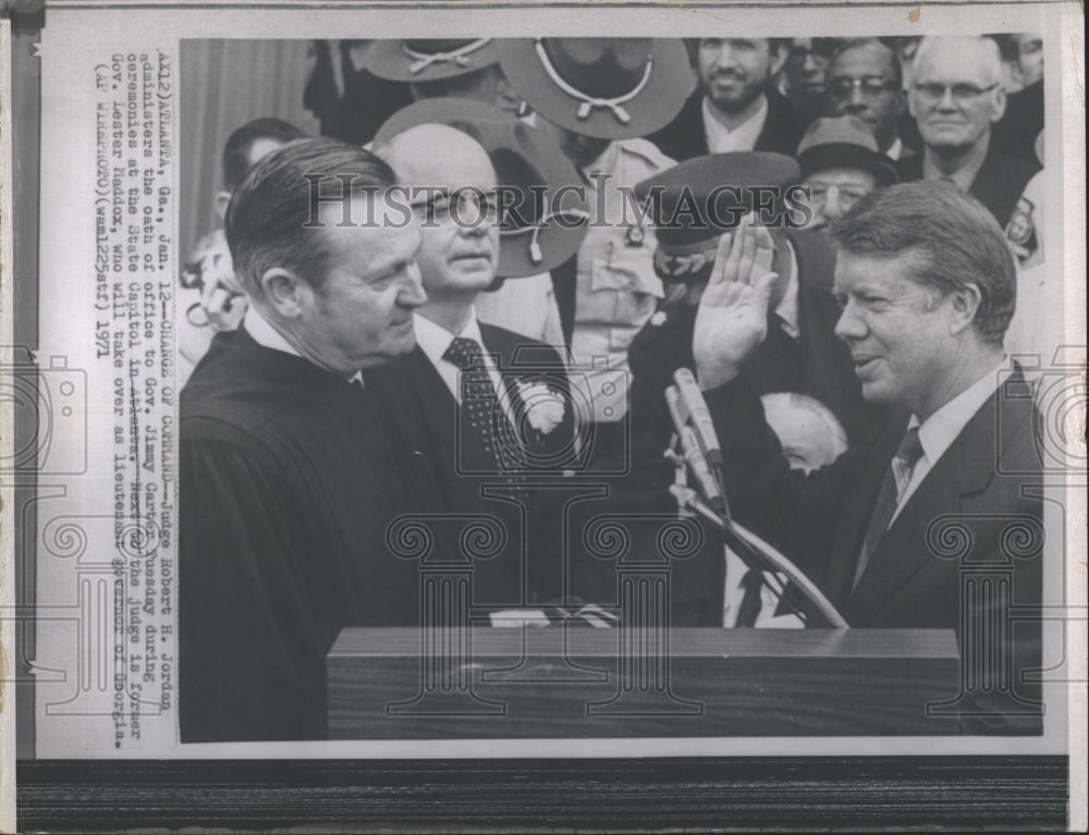 1971 Press Photo Judge Robert H. Jordon, administers the oath of office to - Historic Images