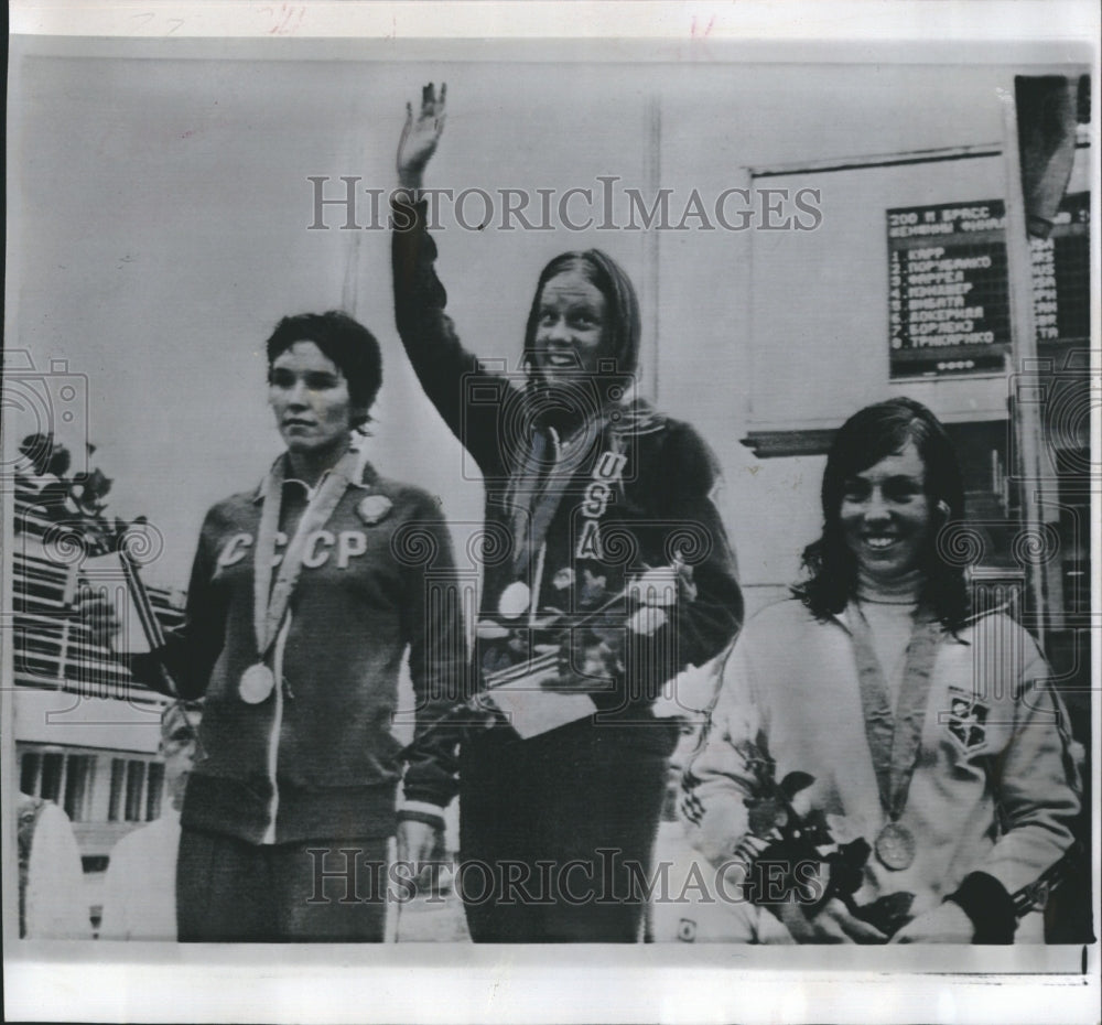 1973 Press Photo Cathy Carr(Center)- Historic Images