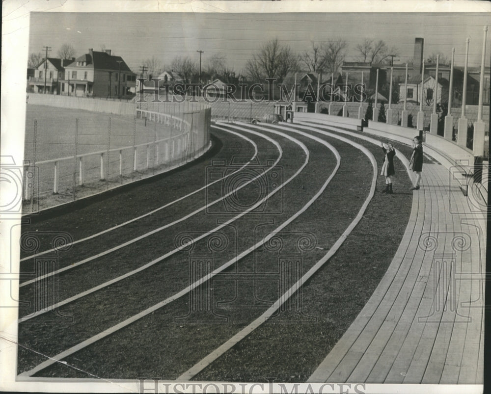 1939 Press Photo Pictured are 50-cent "bleachers" at Churchill Downs.- Historic Images