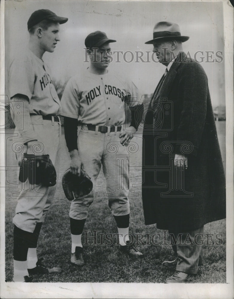 1963 Press Photo Holy Cross Baseball Coach and team members- Historic Images