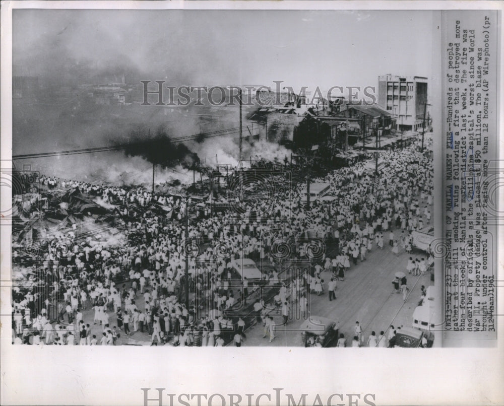 1961 Press Photo Hundres gather  at fire at 4 blocks of Manila&#39;s market district- Historic Images