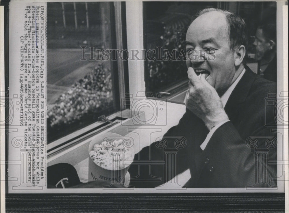 1965 Press Photo Vice President Humphrey Metropolitan Stadium - Historic Images