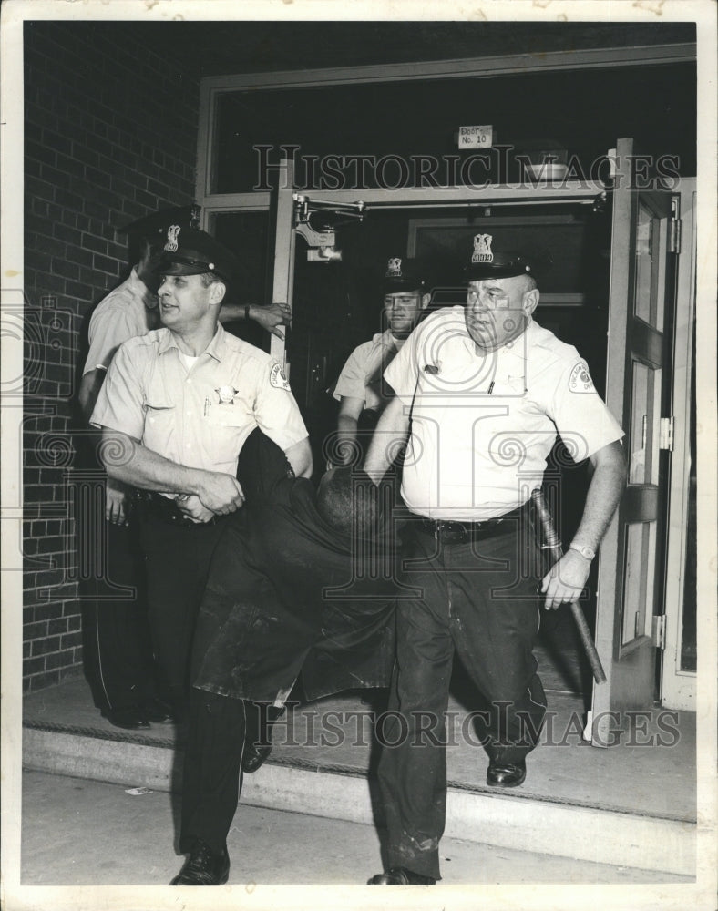 1963 Press Photo A sit-down demonstrator is carried out Beale School  by police- Historic Images