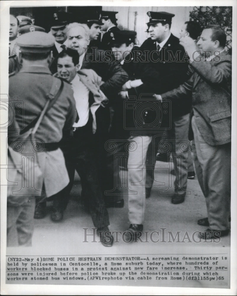 1965 Press Photo Roman police restrain demonstrators. - Historic Images