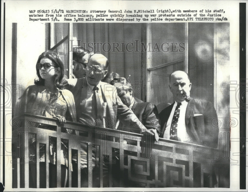 1971 Press Photo Attorney General Mitchell See War Protests Justice Department- Historic Images