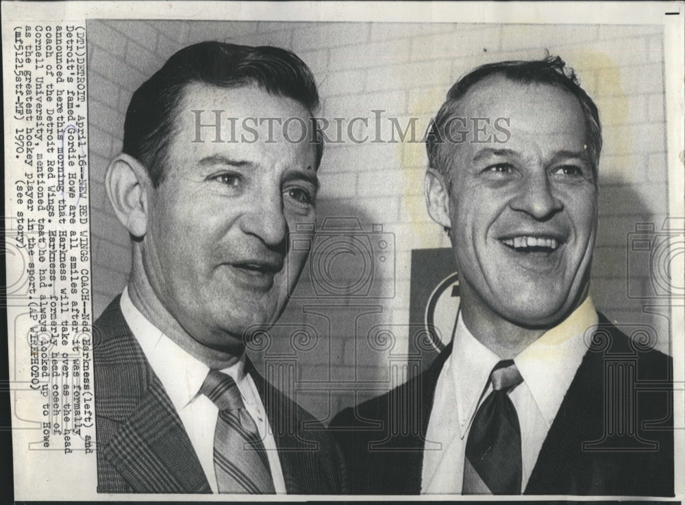 1970 Press Photo Red Harkness and Gordie Howe Detroit Red wings Coach.- Historic Images