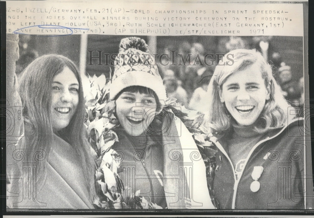 1971 Press Photo Ladies overall winners victory ceremony.- Historic Images