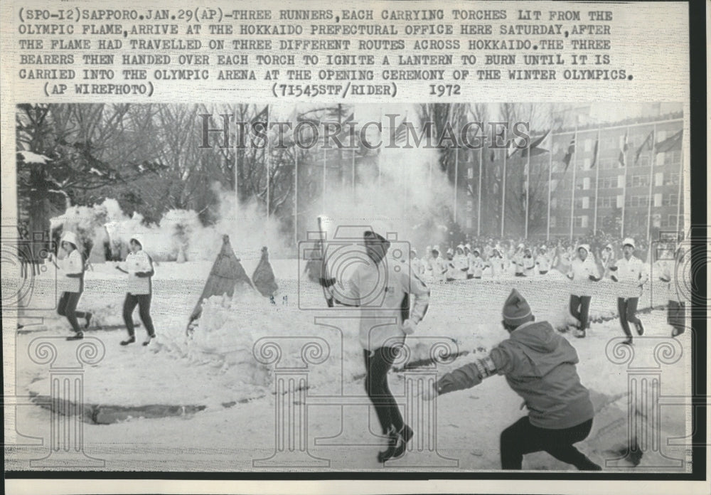 1972 Press Photo Three Torch Bearers Carry Olympic Flame For Opening Ceremony 
- Historic Images