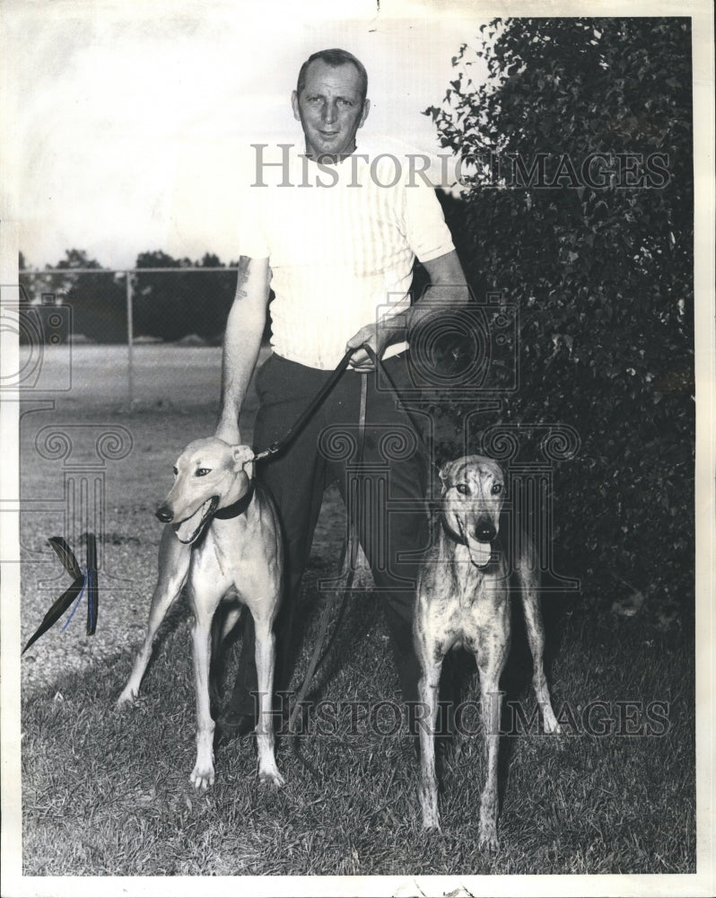 1970 Press Photo Teddy Meadows and two winning dog in Dog Track.- Historic Images