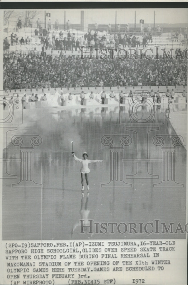 1972 Press Photo Izumi Tsujimura, speed skater, carries the Olympic Torch.- Historic Images