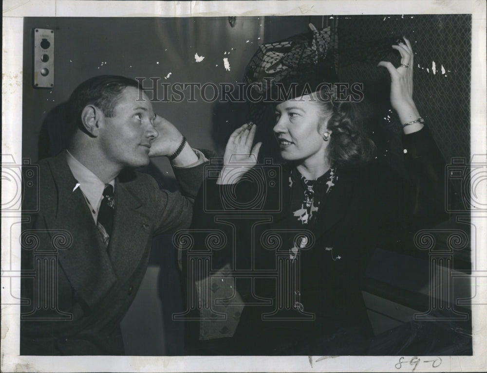 1946 Press Photo St. Louis Cardinals Charles Barrett Wife Hat- Historic Images