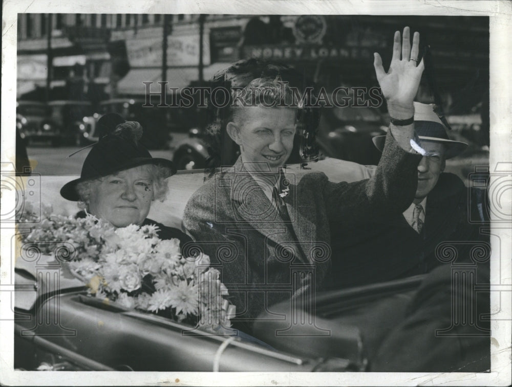 1937 Press Photo Donald Budge Tennis Champion With Mother and Father - Historic Images