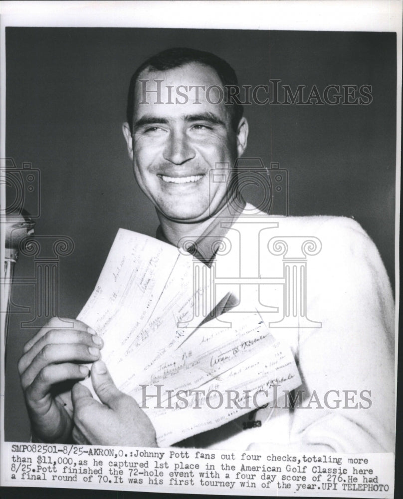 1963 Press Photo Professional Golfer Johnny Potts with checks after winning.- Historic Images