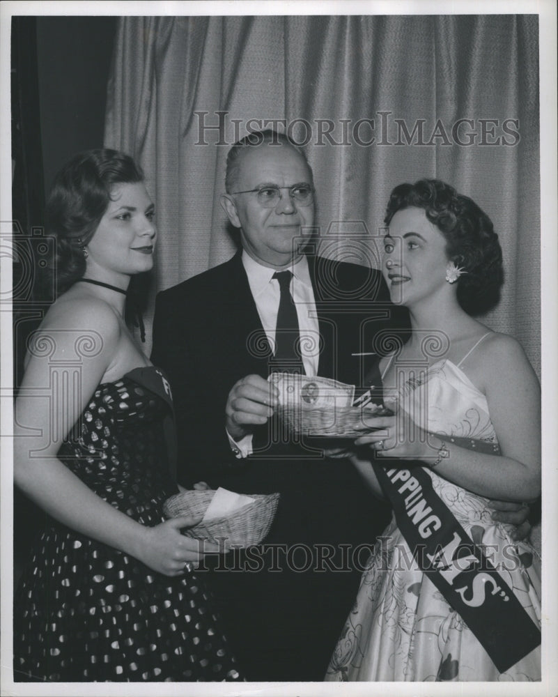 1956 Press Photo Stanley Blinstrub with two models at a an event.- Historic Images