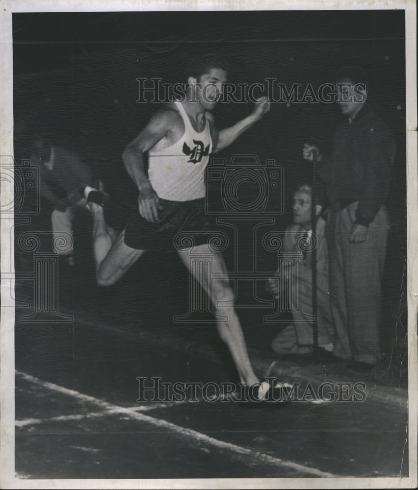 1950 Press Photo Former Denver football player, Tom Benich, crosses finish line.- Historic Images