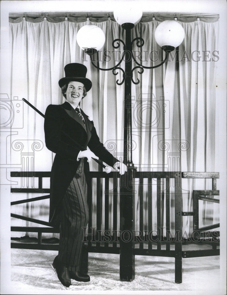 1954 Press Photo Lady standing with cane next to light pole. - Historic Images