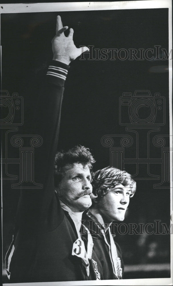 1971 Press Photo Bill Skinner, waves as the Silver medalist at Pan America Games- Historic Images