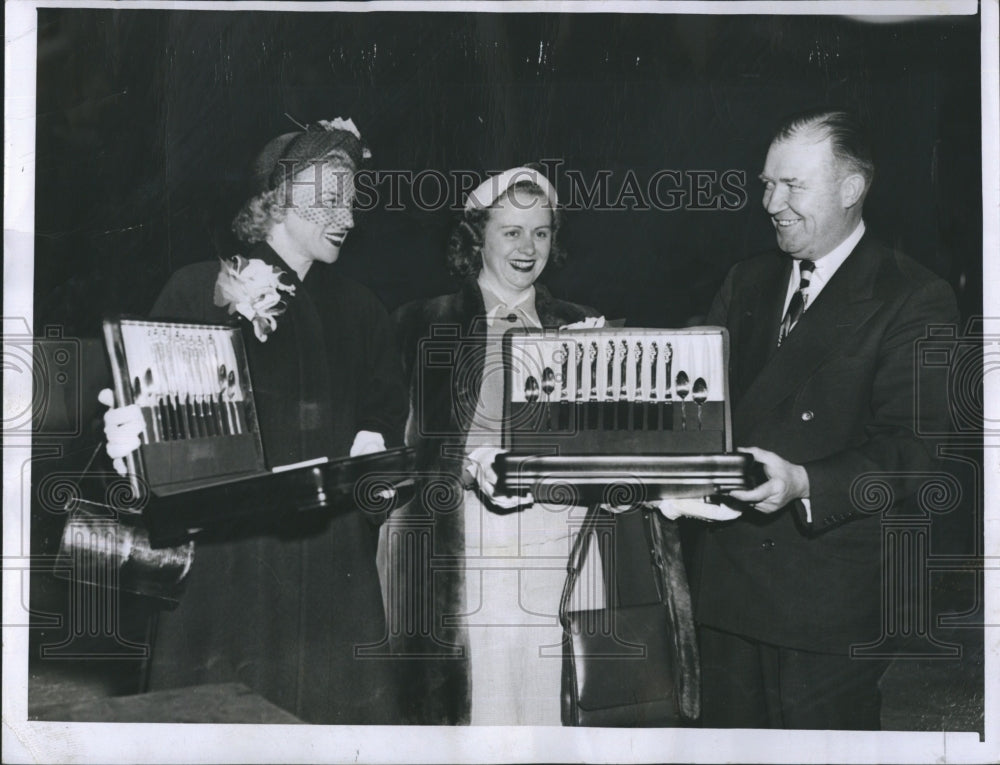 1952 Press Photo Mrs. Woody Dumart &amp; Mrs. Milt Schmidt with Walter Brown - Historic Images