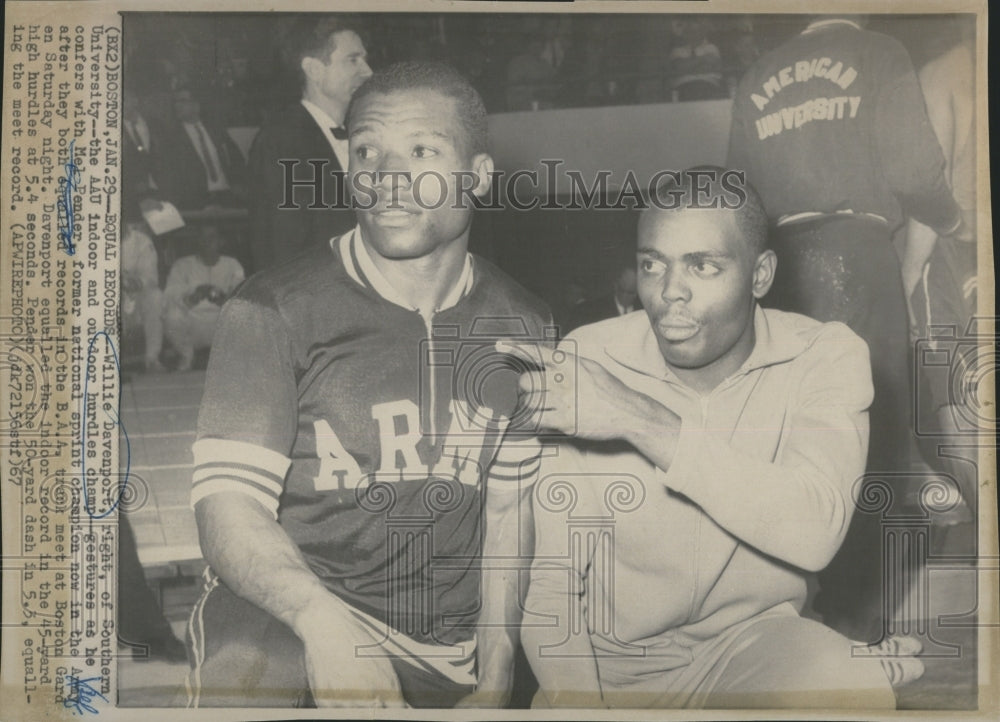 1967 Press Photo Willie Davenport Mel Pender B.A.A. Track Meet Boston Gard- Historic Images