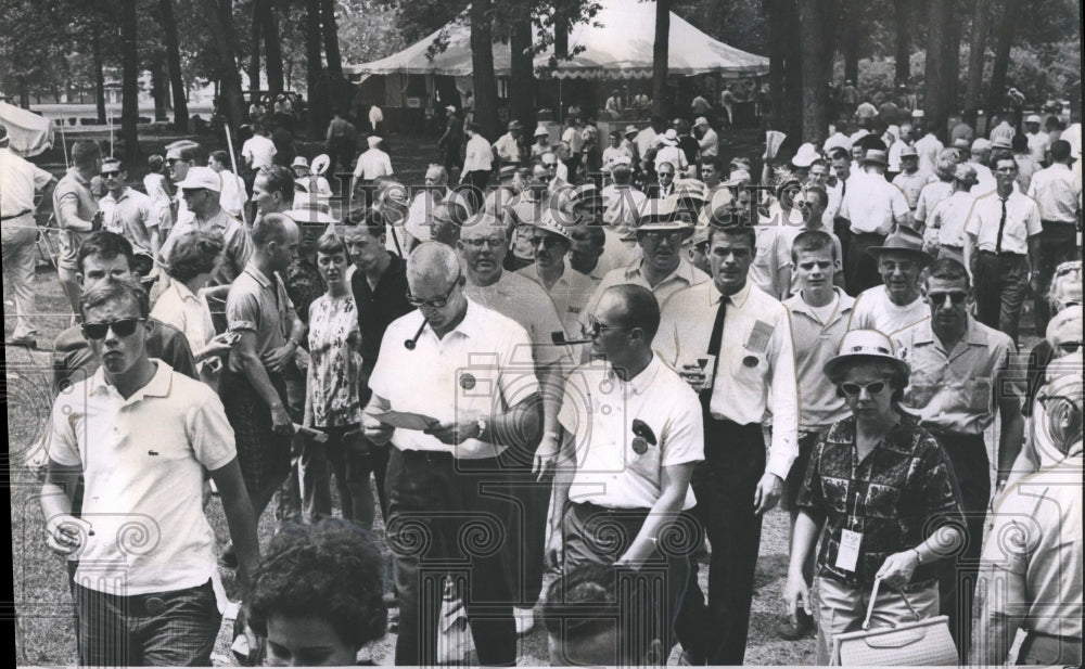 1962 Press Photo A crowd which followed play in the Western Open golf championships- Historic Images