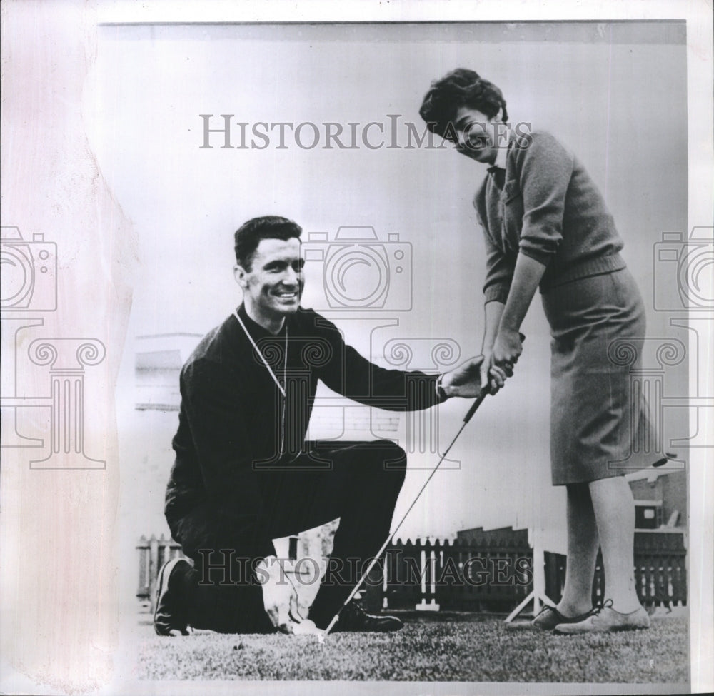 1963 Press Photo Andy Bath Gate Assistant Golf Pro Elizabeth Muyaert Lessons- Historic Images