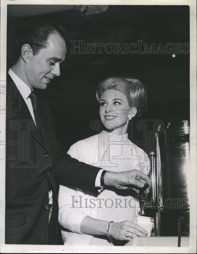 1967 Press Photo Mrs. Richard Cooper backstage Ice follies having coffee- Historic Images